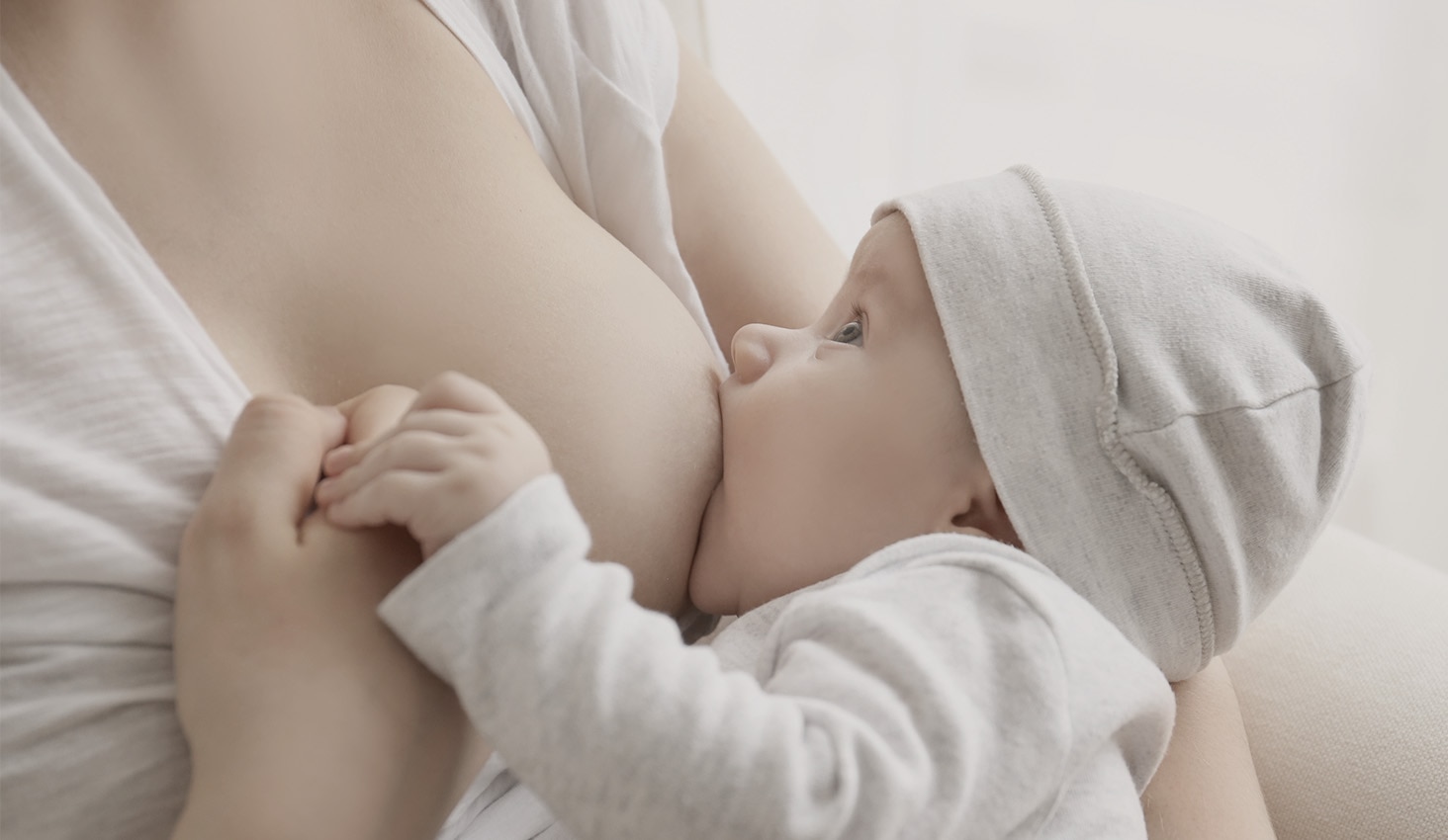 Mamá amamantando a su bebé
