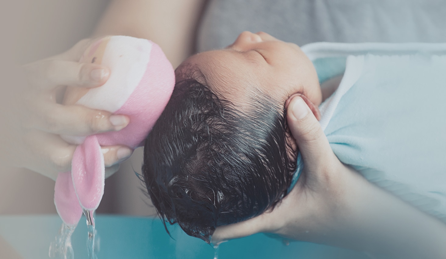 Madre bañando a su bebé de 3 meses