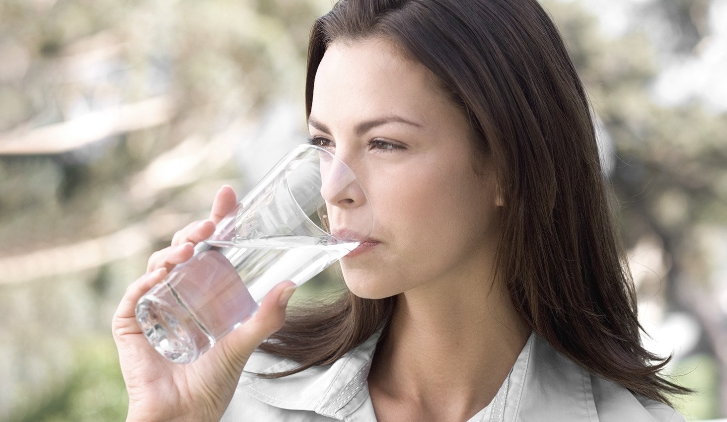 Mujer tomando agua Mujer tomando agua